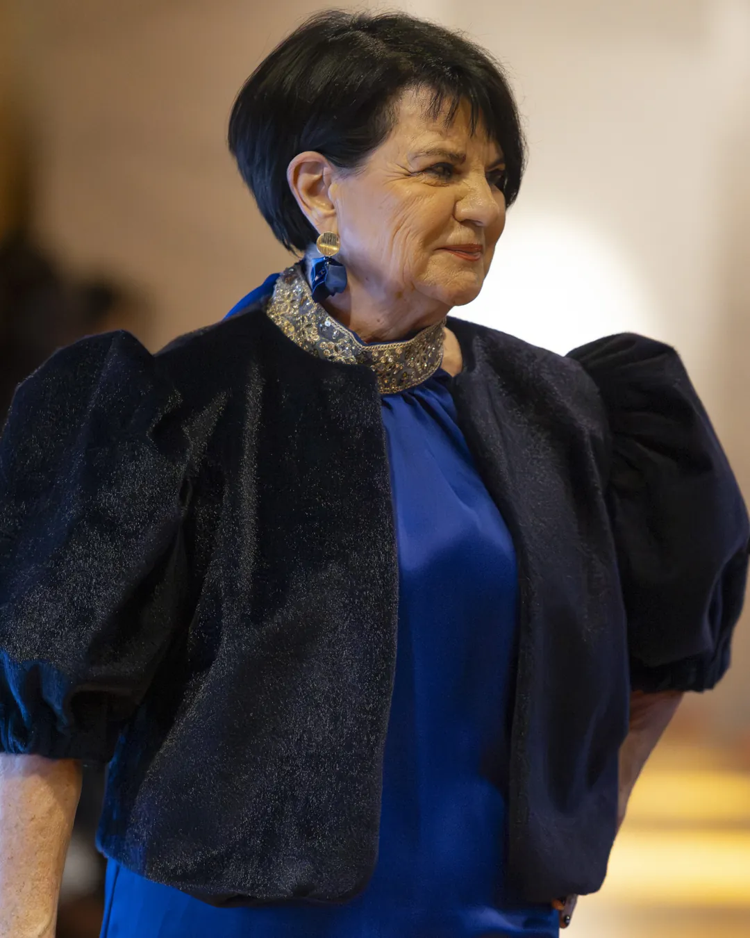 Boléro Nuit Dame en Soi — boléro bleu nuit à manches ballon porté sur une robe bleu roi à col bijou brodé or