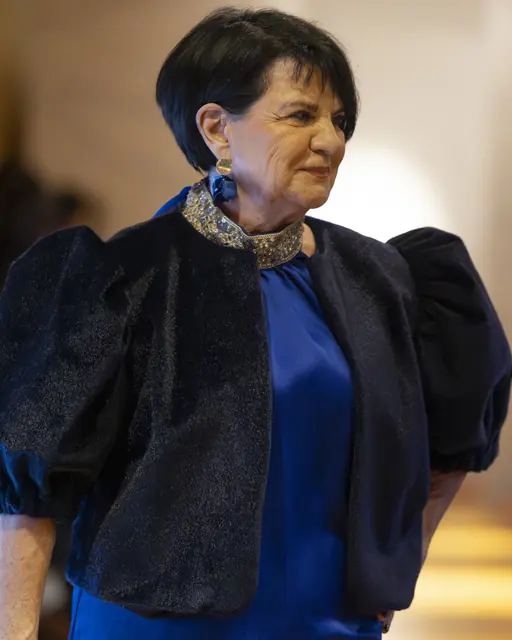 Boléro Nuit Dame en Soi — boléro bleu nuit à manches ballon porté sur une robe bleu roi à col bijou brodé or