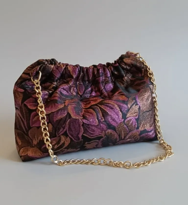 Bourse Brocart Dame en Soi — sac bourse froncé en brocart violet et cuivre à motifs floraux, chaîne dorée