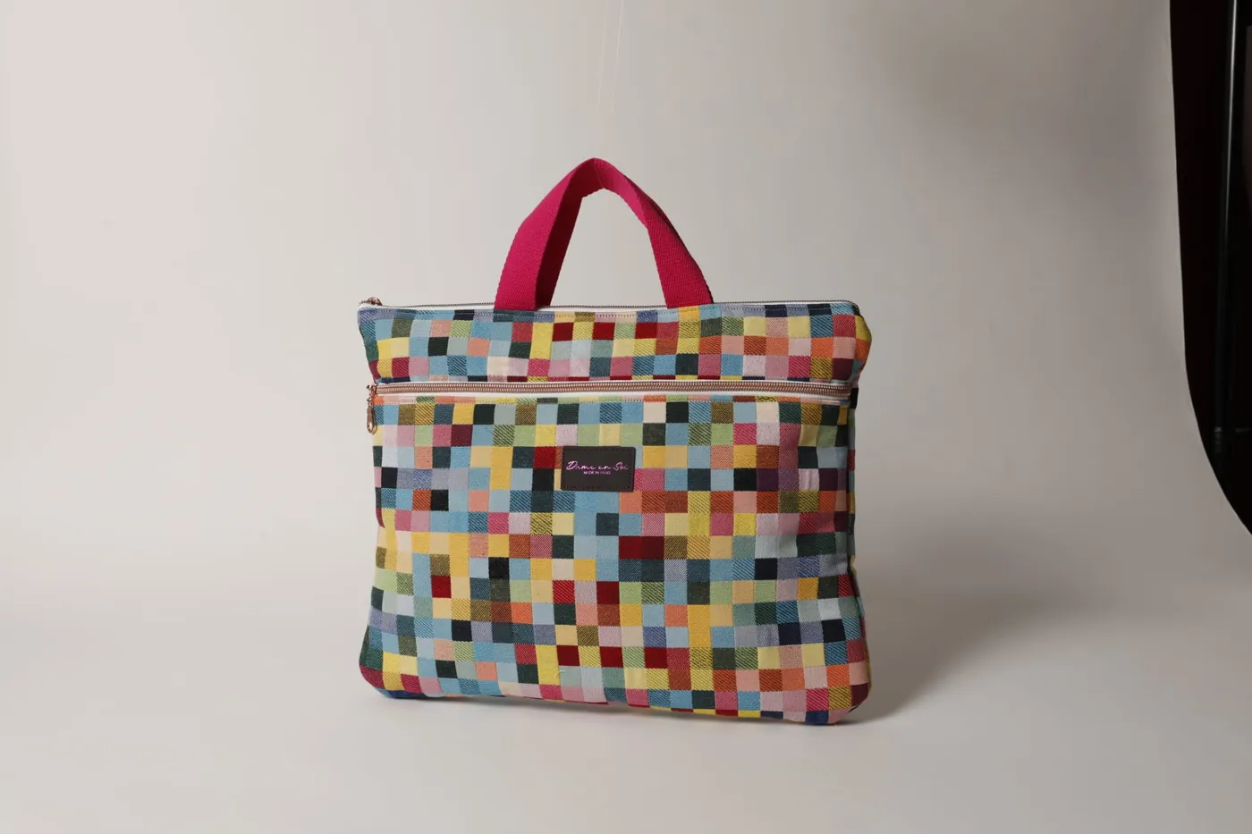 Cabas Arlequin Dame en Soi — sac cabas en tissu à damier multicolore, anses fuchsia et poche zippée