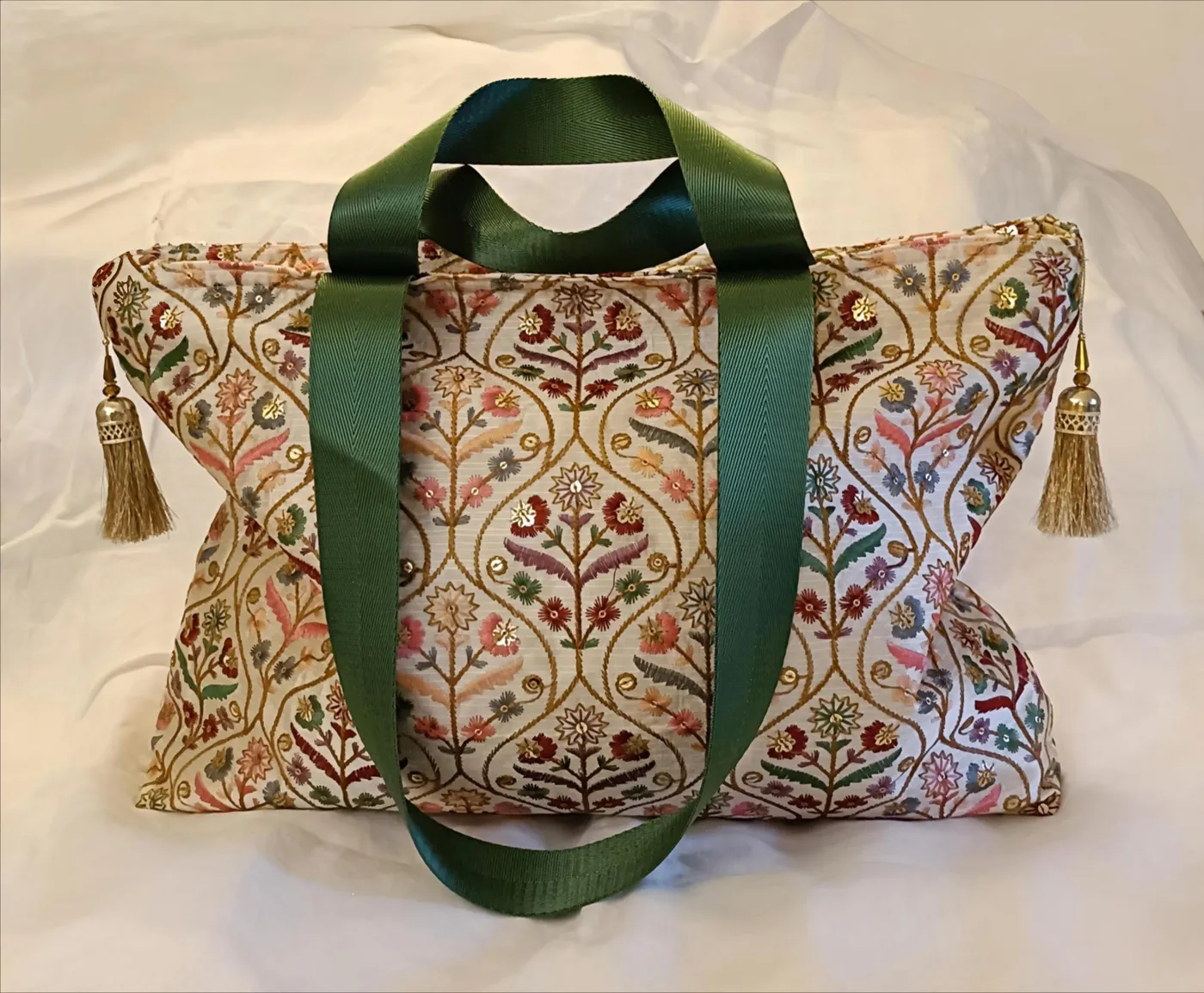 Cabas Jardin Dame en Soi — grand cabas en tissu brodé de fleurs sur fond ivoire, sangles vert sapin et pompons dorés