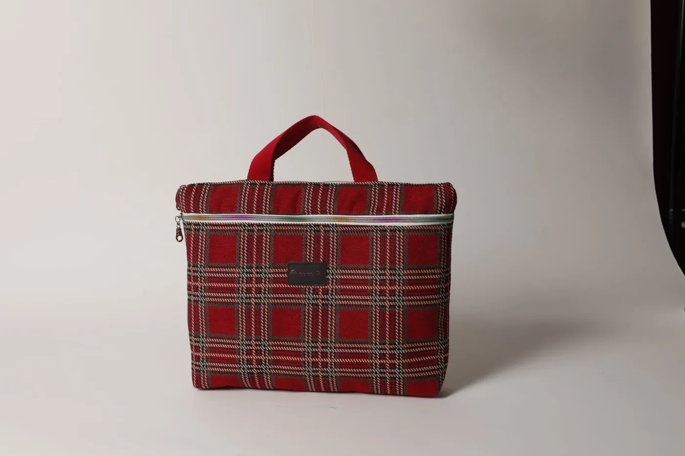 Cabas Tartan Dame en Soi — sac cabas en tissu tartan rouge à anses rouges et poche zippée