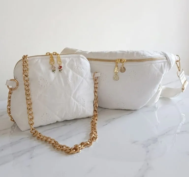 Duo Broderie Anglaise Dame en Soi — sac et banane matelassés en broderie anglaise blanche, chaîne dorée et breloques