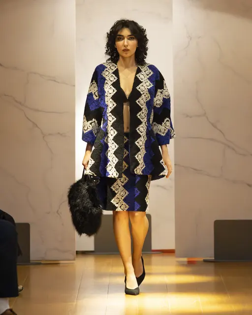 Ensemble Bleu Roi Dame en Soi — veste kimono et jupe en laine brodée bleu roi, noir et blanc à chevrons, défilé Galeries Lafayette