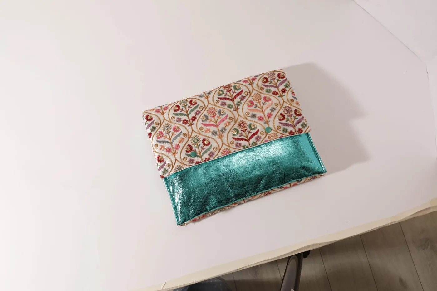 Pochette Lagune Dame en Soi — porte-documents bi-matière à plusieurs compartiments, haut en tissu brodé fleuri et bas métallisé vert lagune