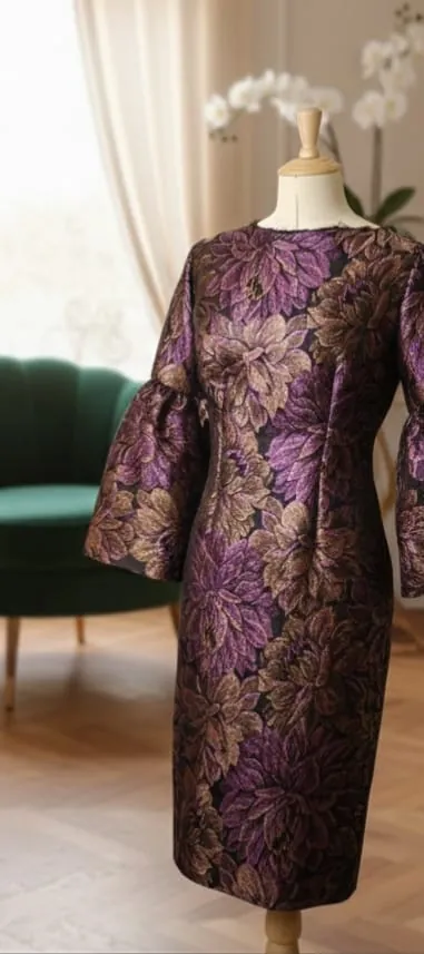 Robe Améthyste Dame en Soi — robe fourreau en brocart violet et cuivre à motifs de feuillage, manches trois-quarts évasées