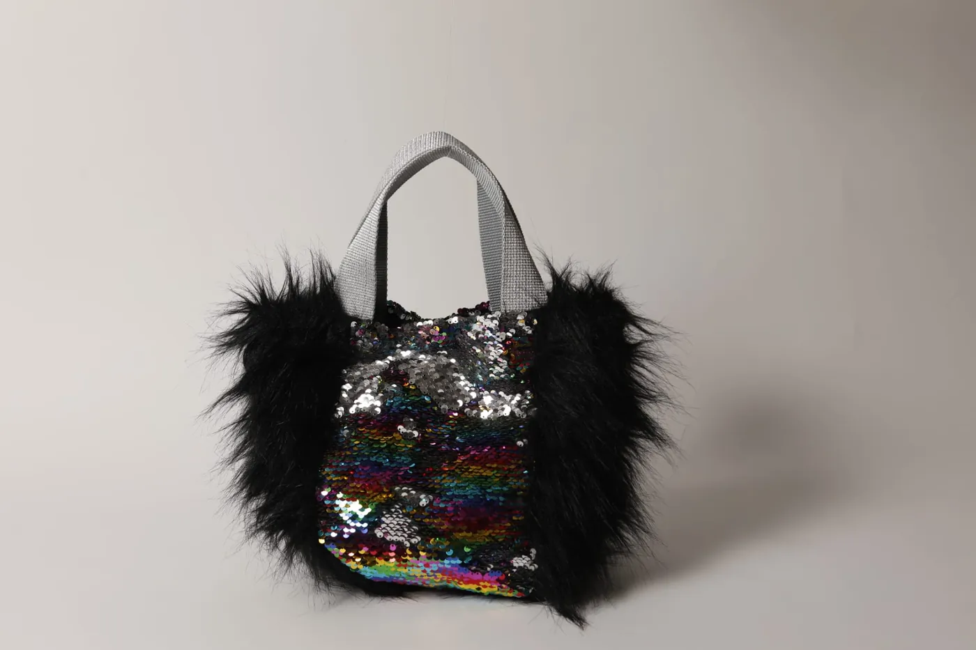 Sac Minuit Dame en Soi — petit sac à main en sequins irisés et fausse fourrure noire, anses argentées