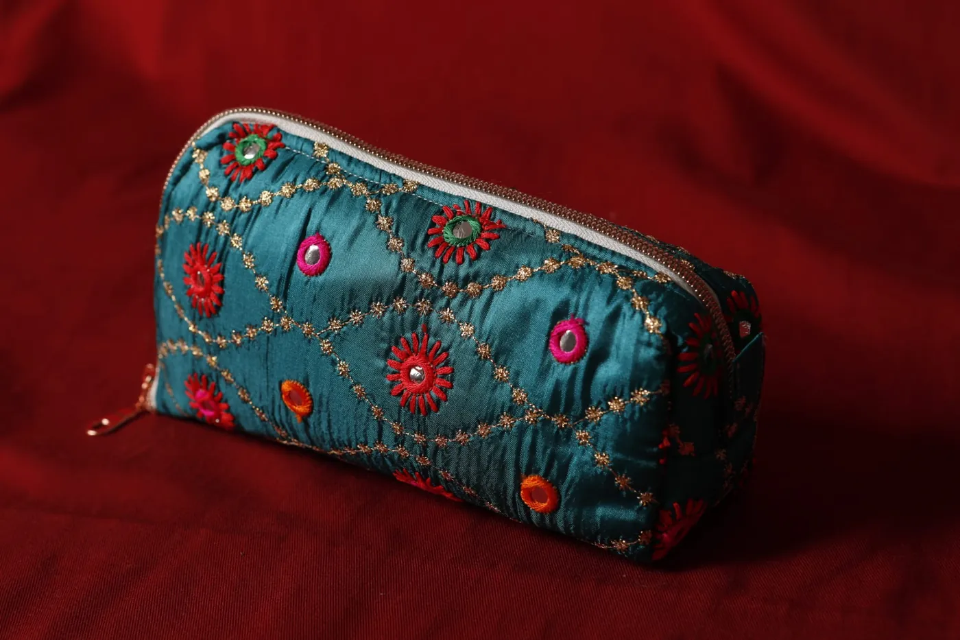 Trousse Miroirs Dame en Soi — trousse zippée en tissu turquoise brodé de fil doré et de petits miroirs cerclés de rose et de rouge