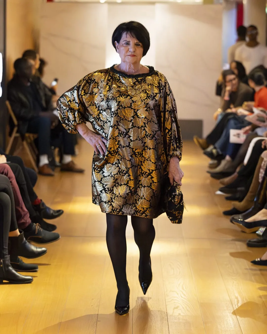Tunique Or Noir Dame en Soi — tunique ample en brocart doré à motifs de roses sur fond noir, portée au défilé des Galeries Lafayette