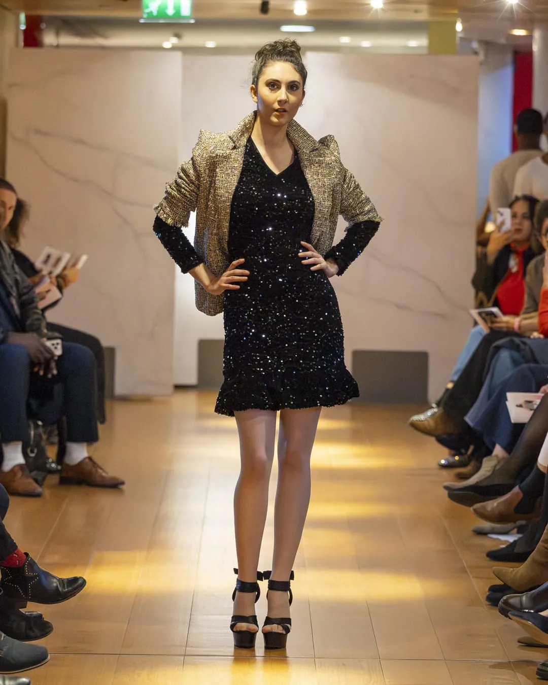 Veste Lumière Dame en Soi — veste dorée à épaules structurées portée sur une robe noire à sequins, défilé Galeries Lafayette